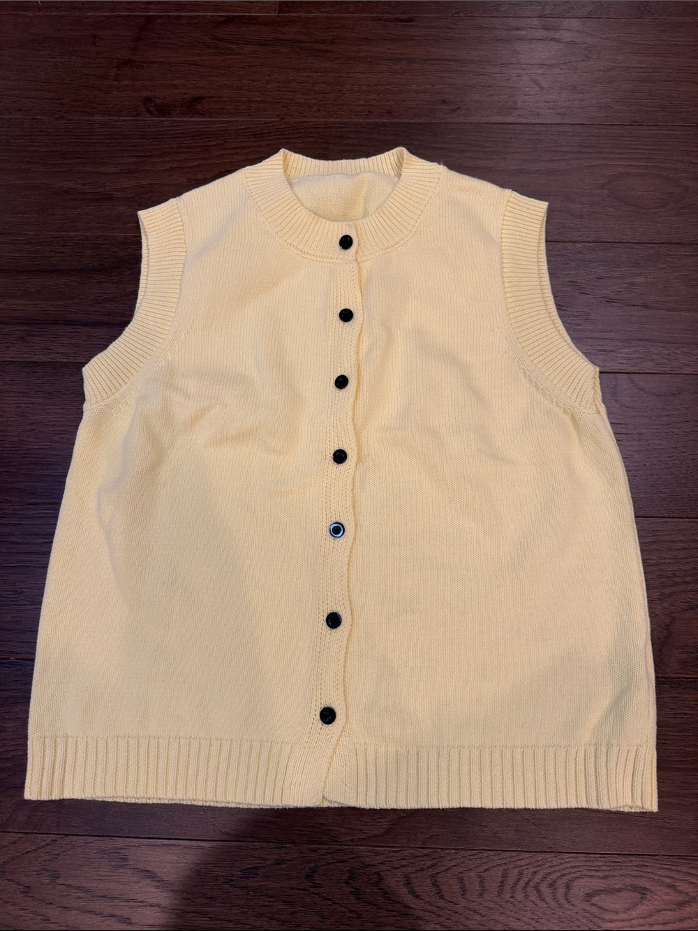 Yellow Sleeveless Button-Front Women's Sweater Vest Size Small - C31-054